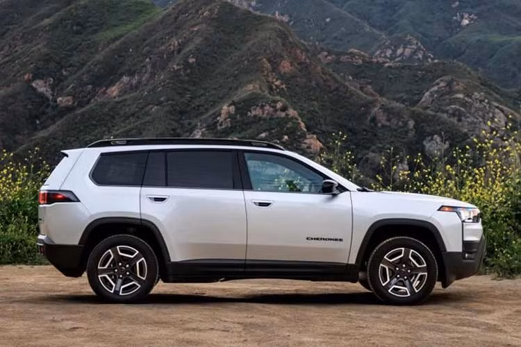 Về ngoại hình, Jeep Cherokee được định vị ở phân khúc SUV/CUV cỡ C, nhưng có kích thước lớn hơn phần lớn các đối thủ cùng nhóm. Xe có chiều dài 4.775 mm, rộng 1.897 mm, cao 1.714 mm và chiều dài cơ sở đạt 2.870 mm Chiều dài cơ sở 2.870 mm cũng giúp Cherokee tiệm cận nhiều mẫu SUV cỡ D.