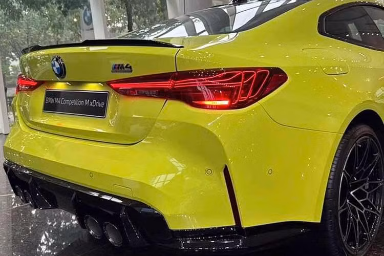 Để giảm khối lượng và tăng hiệu quả vận hành, BMW M4 Competition LCI mới tại Việt Nam được trang bị nhiều chi tiết bằng vật liệu sợi carbon như mui xe, ốp gương chiếu hậu, cánh gió sau cùng các chi tiết khí động học ở ngoại thất.