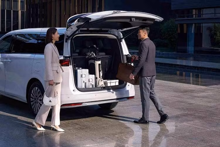Bên cạnh đó là chế độ bảo hành 6 năm hoặc 150.000 km, tùy điều kiện nào đến trước cho xe. Trong khi đó, các linh kiện điện sử dụng cho mục đích thương mại của BYD Linghui M9 tại thị trường Trung Quốc được bảo hành tới 6 năm hoặc 600.000 km.
