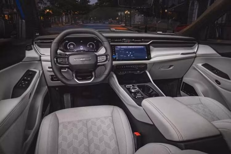 Khác với Wrangler vốn được định vị là mẫu SUV thiên về chinh phục địa hình và hướng đến nhóm khách hàng chuyên biệt thì Cherokee lại được phát triển theo phong cách đô thị hơn để tiếp cận nhiều tệp khách hàng. Nội thất xe được thiết kế theo hướng đơn giản, tập trung vào không gian sử dụng thay vì chạy theo xu hướng trang bị quá nhiều màn hình.