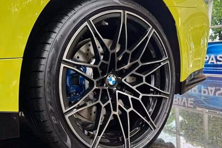 Bộ mâm mã 826M trên M4 Competition LCI có kích thước 19 inch phía trước và 20 inch phía sau kết hợp cùng hệ thống phanh carbon-ceramic, hướng đến khả năng vận hành ổn định trong điều kiện cường độ cao.
