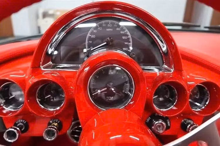Chiếc Corvette trong bài viết này này đã bỏ lại khối động cơ nhỏ và giờ đây sở hữu sức mạnh khủng khiếp nhờ bản thiết kế tùy chỉnh vừa được hoàn thiện gần đây. Xe được hoàn thiện vào tháng 9/2023 và sau 2 năm, chiếc Corvette này cần tìm chủ mới và hiện nó vẫn trong tình trạng hoàn hảo.