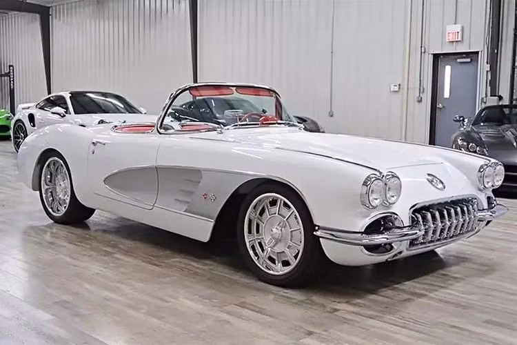Chiếc Corvette này được trang bị động cơ GM LS7 427 sản sinh công suất 570 mã lực. Kết hợp với hộp số tự động 4 cấp 4L75E, bạn có thể hình dung mọi thứ đều trong tình trạng hoàn hảo. Xe sở hữu ống xả Ultimate được tùy chỉnh với ống xả bằng thép không gỉ.
