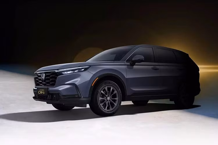 Điểm gây bất ngờ lớn nhất nằm ở giá bán. Tại thị trường Trung Quốc, Honda CR-V bản kỷ niệm 30 năm có giá dao động từ 145.900 - 209.900 Nhân dân tệ (khoảng 510 - 734 triệu đồng). Trong khi đó, Honda CR-V tại Việt Nam hiện có giá dao động từ 1,029 - 1,259 tỷ đồng.