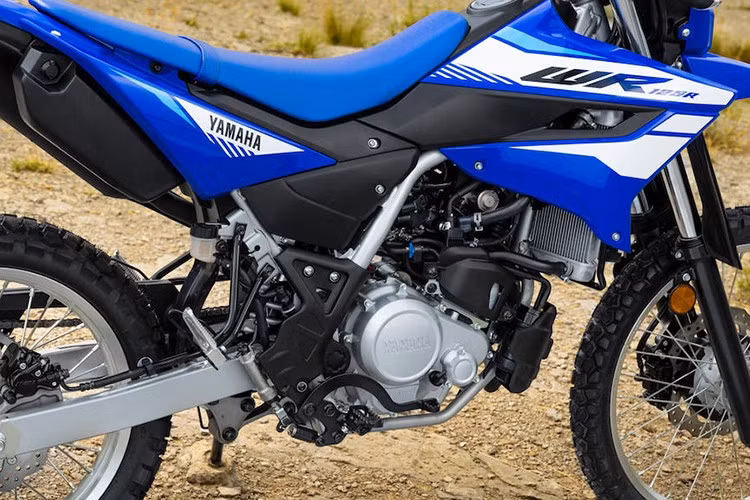WR125R mới bổ sung thêm hệ thống ABS tại bánh trước, hạn chế trượt bánh khi xe di chuyển qua đường trơn, trượt. Đĩa phanh sau tăng lên 267 mm (đời trước đĩa phanh 240 mm) và không có ABS.
