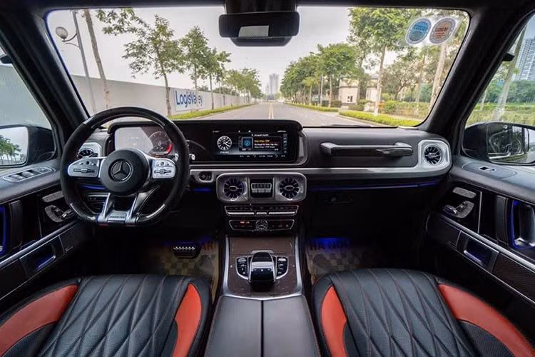 Ngay sau vòm bánh xe trước là việc được Brabus tích hợp thêm khe hốc gió khổng lồ, logo Biturbo 800 cũng góp mặt như ám chỉ đây là quái vật chỉ đứng sau Brabus 900 Rocket Edition. Tiếp đến là việc xe được trang bị bộ mâm hợp kim Brabus Monoblock Z Platinum Edition có kích thước lên đến 24 inch.