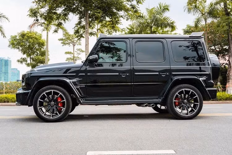 Nhìn vào ngoại hình, sẽ dễ dàng nhận ra Brabus đã làm cuộc cách mạng mới cho Mercedes-AMG G63 qua bản độ 800 Widestar với những thay đổi ở diện mạo rất cá tính. Đầu tiên là việc mang đến cho xe lưới tản nhiệt mới với 2 điểm nhấn là chữ B, thay cho logo ngôi sao 3 cánh và sợi carbon.