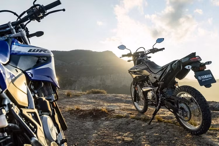 Yamaha WR125R mới mang dáng dấp của những chiếc xe "cào cào" chuyên nghiệp. Đặc biệt chi tiết gợi nhớ các mẫu xe địa hình thập niên 80-90 là phần đầu xe có ốp mão thẳng đứng, được tích hợp hệ thống đèn pha/cos full LED nhỏ gọn.