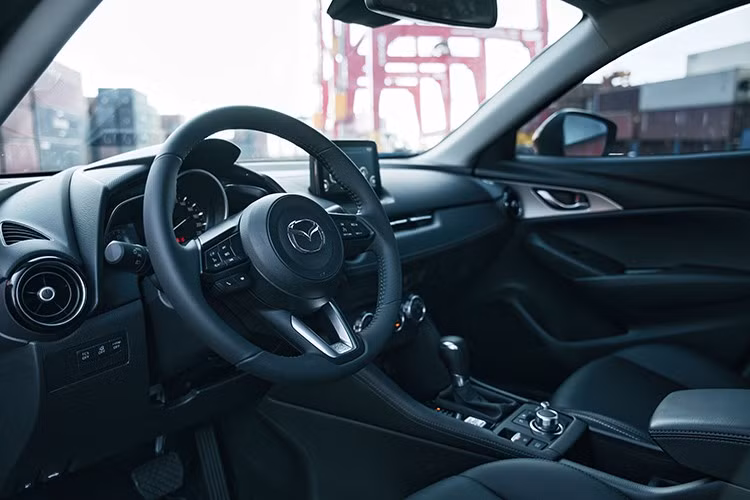 Ở phiên bản Mazda CX-3 Luxury và Premium thế hệ mới này, xe được trang bị ghế lái chỉnh điện tích hợp nhớ vị trí, HUD, lẫy chuyển số trên vô-lăng,...