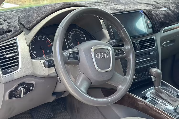 Về thiết kế, Q5 2011 mang diện mạo sang trọng và lịch lãm đặc trưng của dòng xe Audi, với cụm đèn pha xenon tích hợp dải LED định vị ban ngày và đèn hậu LED. Không gian nội thất được hoàn thiện kỹ lưỡng với chất liệu cao cấp như da và gỗ ốp trang trí. Ghế trước chỉnh điện tích hợp bơm lưng, điều hòa tự động 3 vùng độc lập và cửa sổ trời toàn cảnh tạo cảm giác thoải mái, tiện nghi cho cả người lái và hành khách.