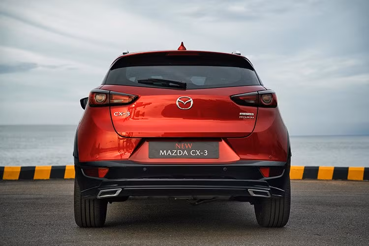Trên phiên bản Mazda CX-3 cao cấp nhất, xe sẽ được trang bị đèn pha LED Projector có khả năng tự động bật/tắt, tự cân bằng góc chiếu và chỉnh xa/gần.