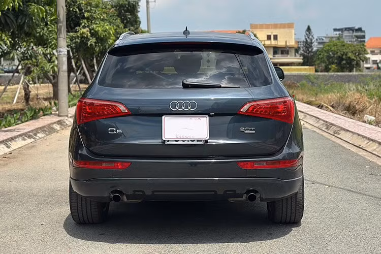 Audi Q5 đời 2011 sử dụng động cơ xăng tăng áp 2.0L, sản sinh công suất 211 mã lực và mô-men xoắn cực đại 350 Nm – một con số ấn tượng đối với một mẫu SUV cỡ trung. Tuy nhiên, với dòng xe sang đã qua sử dụng, người mua cần trang bị đầy đủ kinh nghiệm mua bán xe để đánh giá chính xác tình trạng vận hành, chi phí bảo dưỡng cũng như độ khấu hao thực tế trước khi xuống tiền.