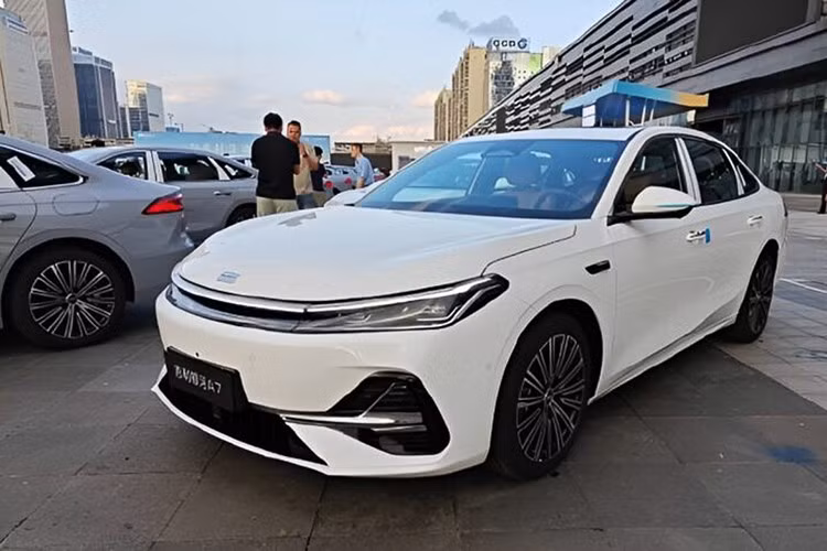 Trong dải sản phẩm Galaxy đang mở rộng, A7 PHEV được định vị nằm giữa Galaxy L6 và Starshine 8, nhắm đến nhóm khách hàng trẻ, hiện đại, quan tâm đến công nghệ và hiệu quả sử dụng năng lượng. Mẫu xe này cũng sẽ là đối thủ trực tiếp của BYD Seal 06 DM-i và BYD Qin L.