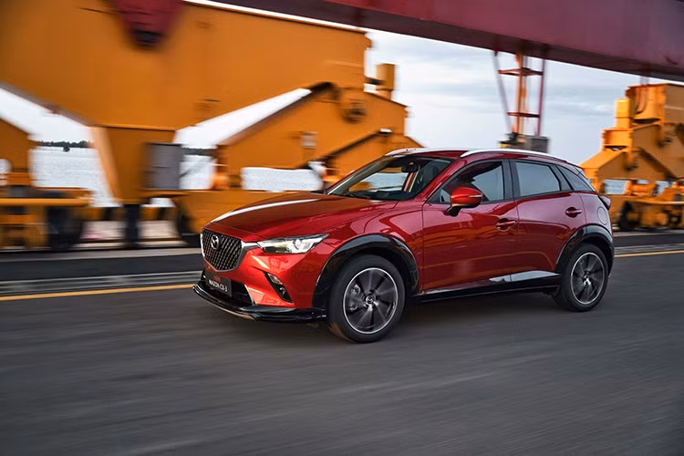 Về trang thiết bị an toàn, Mazda CX-3 mới được trang bị hệ thống an toàn chủ động i-Activsense với nhiều công nghệ hỗ trợ người lái như hỗ trợ khởi hành ngang dốc, camera lùi, cảm biến sau, cảnh báo phương tiện cắt ngang phía sau, cảnh báo chệch làn đường, phanh thông minh trong thành phố phía trước và sau, nhắc nhở người lái tập trung..