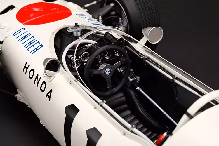 Honda cho biết để tạo ra thiết kế này, họ đã sử dụng bản quét kỹ thuật số của chiếc xe thật, cùng với hàng trăm bức ảnh chụp chiếc xe đua thời đó từ năm 1965. Các chi tiết trên xe thực sự ấn tượng, từ lớp sơn giống với lớp sơn được sử dụng trong giải đua GP Mexico cho đến động cơ V12 giúp xe giành chiến thắng.