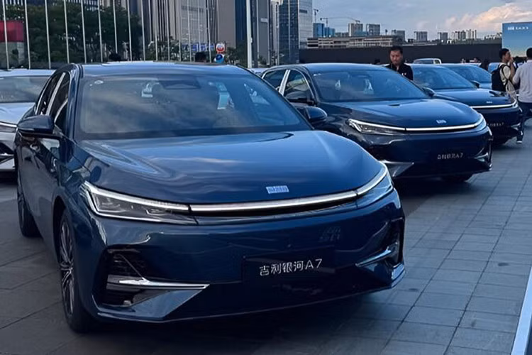 Geely vừa chính thức trình làng mẫu sedan hybrid cắm sạc Galaxy A7 PHEV mới, phát triển trên kiến trúc năng lượng GEA. Xe có 7 phiên bản, giá bán từ 89.800 – 125.800 nhân dân tệ (khoảng 327-459 triệu đồng), thấp hơn khoảng 3.000 USD so với mức công bố trước đó.