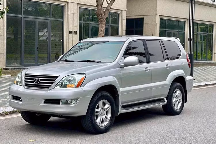 Lexus RX 350 2007 – 390 triệu đồng ﻿RX 350 cũ đời 2007 mang phong cách trung tính, không thiên về sự góc cạnh như SUV Đức mà thay vào đó là các đường nét bo tròn tinh tế. Hệ thống chiếu sáng gồm đèn pha bi-xenon có khả năng mở rộng góc chiếu theo hướng đánh lái – một công nghệ cao cấp ở thời điểm hơn 15 năm trước – cùng đèn hậu LED sắc sảo, giúp tăng độ an toàn khi di chuyển ban đêm.