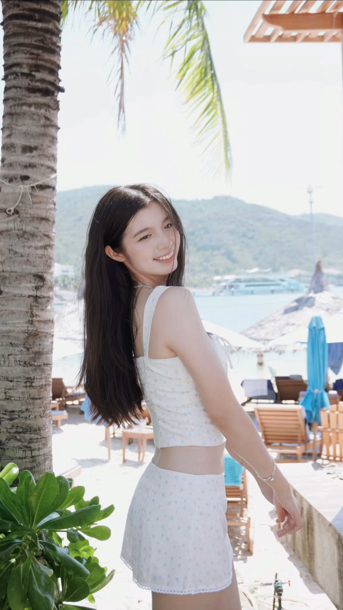 Chia sẻ với Tri Thức - Znews, Bảo Chinh cho biết sau nhiều tháng tập luyện dưới nắng gắt, làn da của cô và các chiến sĩ đen sạm, tay chân nhiều hôm mỏi nhừ. Tuy nhiên, cô cảm thấy mỗi bước chân đều xứng đáng và vinh dự khi được góp mặt trong sự kiện trọng đại của đất nước. Ảnh: FBNV