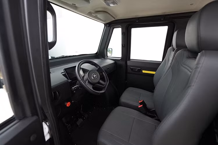 Ngay cả khi người lái đạp hết chân ga, xe cũng chỉ đạt tốc độ tối đa 50 km/h. Khi sạc bằng ổ điện gia dụng 220V, xe cần khoảng 4 giờ để nạp đầy pin, phù hợp với việc sạc qua đêm và sử dụng vào ngày hôm sau. Phạm vi hoạt động tối đa của xe đạt 100 km sau mỗi lần sạc đầy.