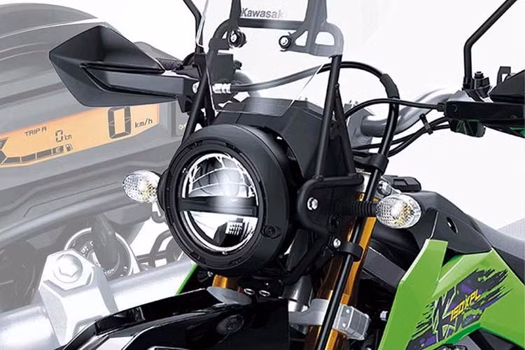 Những thay đổi quan trọng nhất trên Kawasaki KLX150XPL 2027 mới hội tụ ở phần đầu, với đèn pha choá tròn LED được bao phía trên bởi kính chắn gió cao. Quan trọng hơn, KLX150XPL cũng chỉ được bán với duy nhất phiên bản màu "xanh Kawa" mới nhất này.