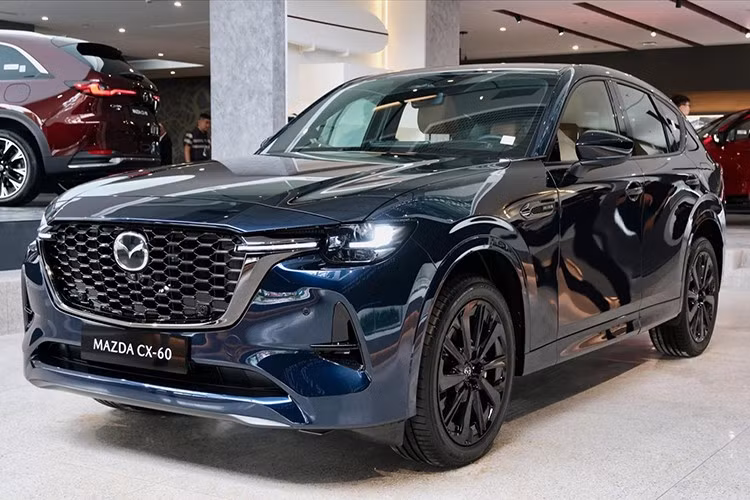 Với giá bán dự kiến 1,8 tỷ đồng, Mazda CX-60 đắt hơn mọi mẫu SUV hạng trung phổ thông khác tại Việt Nam. Đây sẽ là bất lợi không nhỏ cho tân binh nhà Mazda. Bù lại, CX-60 sở hữu thiết kế nội-ngoại thất tiệm cận xe sang nên có thể thuyết phục được người Việt xuống tiền.