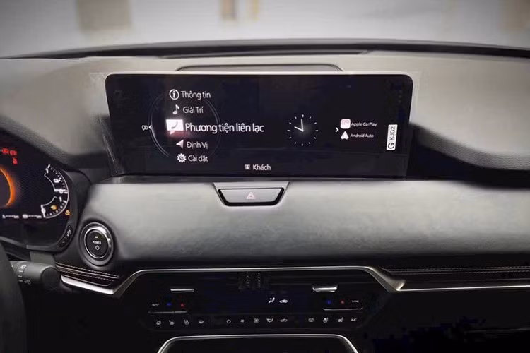 Cụ thể, Mazda CX-60 có những trang bị nổi bật như ghế bọc da Nappa, ghế trước chỉnh điện 10 hướng/làm mát, ghế lái nhớ vị trí, bảng đồng hồ kỹ thuật số và màn hình cảm ứng trung tâm cùng có kích thước 12,3 inch, kết nối Apple CarPlay/Android Auto không dây, màn hình hiển thị thông tin kính lái HUD 10,4 inch, hệ thống điều hòa tự động 2 vùng độc lập, hệ thống âm thanh Bose 12 loa, cổng USB Type A/Type C,...