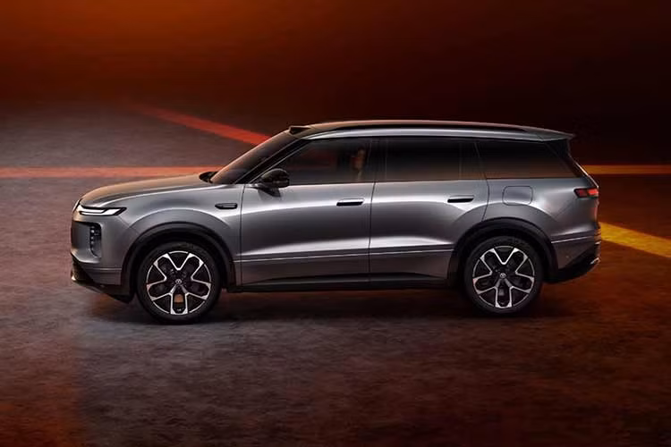 Điều này không hẳn là bất lợi nhưng cũng đồng nghĩa với việc Volkswagen ID.Era 8X có thể dễ dàng bị nhầm lẫn với người anh em cùng thương hiệu khi xuất hiện trên đường đồng thời gây bối rối cho khách hàng. Ở phía trước, Volkswagen ID.Era 8X được trang bị dải đèn LED vắt ngang đầu xe, kết hợp cùng đèn LED định vị ban ngày.