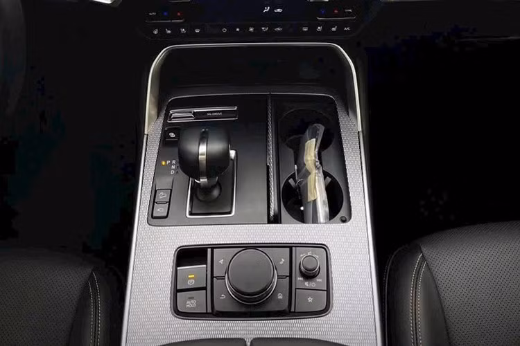 Gói công nghệ an toàn chủ động i-Activsense tất nhiên cũng được trang bị cho xe. Gói này bao gồm những tính năng như hệ thống kiểm soát hành trình thích ứng, hỗ trợ phanh thông minh, cảnh báo lệch làn đường, hỗ trợ giữ làn đường,...