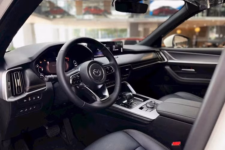 Tuy nằm trong phân khúc SUV hạng D giống CX-8 nhưng Mazda CX-60 chỉ được trang bị không gian nội thất 2 hàng ghế với 5 chỗ ngồi. Không chỉ có khoảng duỗi chân ở hàng ghế sau rộng hơn CX-8, mẫu xe này còn sở hữu nội thất sang trọng hơn.