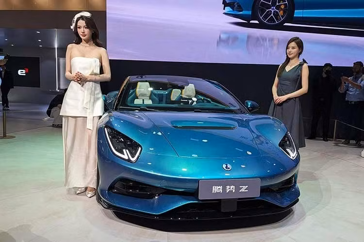 Trọng lượng của Denza Z Coupe cao cấp đạt 2.240 kg. Phiên bản Coupe tiêu chuẩn nhẹ hơn đôi chút với trọng lượng 2.220 kg. Trong khi đó, Convertible là phiên bản nặng nhất với trọng lượng 2.290 kg. Giá bán của Denza Z ở 3 phiên bản tại thị trường Trung Quốc hiện vẫn chưa được công bố.