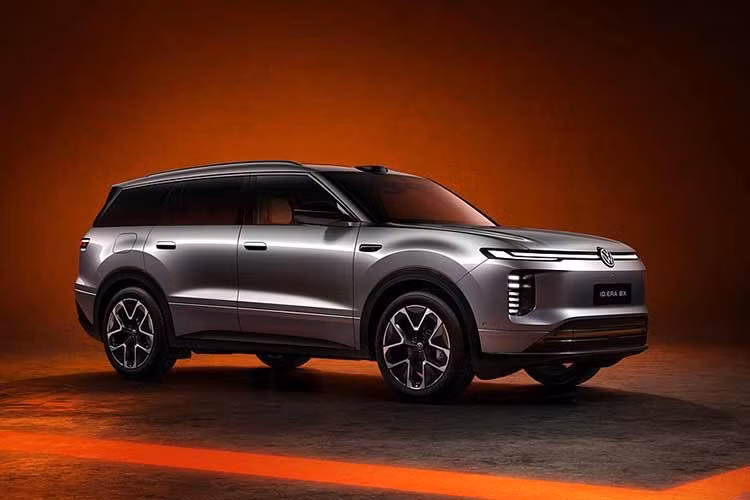 Volkswagen tiếp tục làm những điều mà hãng dường như chưa thể thực hiện ở các thị trường khác tại Trung Quốc, đó là liên tục tung ra các mẫu ô tô thuần điện và xe điện mở rộng phạm vi (EREV) vốn có sức hút đáng kể ở đất nước tỷ dân này. Volkswagen ID.Era 8X là cái tên mới nhất trong số đó, sở hữu thiết kế hiện đại và gọn gàng cùng gói công nghệ đủ sức cạnh tranh.