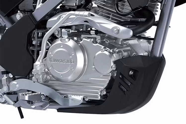 Dù có dung tích cao nhưng Kawasaki KLX150XPL 2027 lại chỉ đạt công suất 12PS và mô-men xoắn 11,3Nm. Giống như KLX250, Kawasaki đã thiết kế cỗ máy này hướng tới sự bền bỉ, thay vì chạy theo công suất.