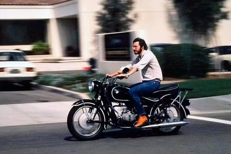 Là một tỷ phú, sở hữu khối tài sản khủng nhưng Steve Jobs lại sống rất đơn giản trong một ngôi nhà nhỏ tại một khu dân cư bình thường ở Palo Alto. Ngoài ra, Jobs cũng yêu thích chiếc môtô của mình ngay cả khi đã thành công và sử dụng nhiều phương tiện cá nhân tiện ích hơn.