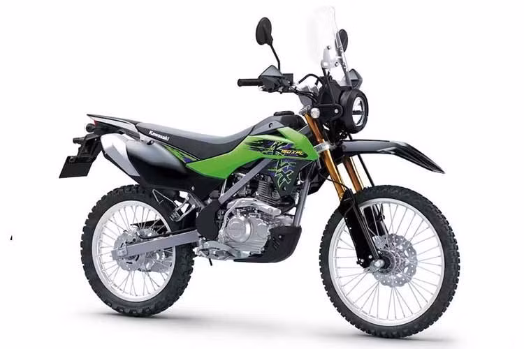 Dòng xe cào cào cỡ nhỏ Kawasaki KLX150 trong những năm qua đã được ưa chuộng bởi độ bền bỉ và giá rẻ, điều này khiến hãng môtô Nhật Bản cũng đã tung ra nhiều biến thể như bản thường, supermoto (SM), chiều cao yên lớn (L).