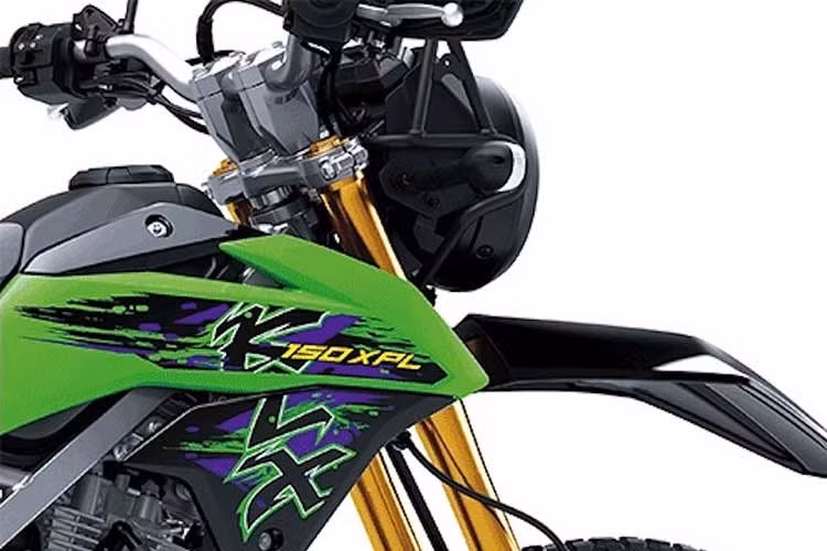 Dù có giá bán rẻ nhưng Kawasaki vẫn trang bị cho KLX150XPL cặp phuộc upside-down đường kính ti trong 35mm, đạt khoảng hành trình lên tới 175mm. Hệ thống phanh trước có dạng đĩa đơn đường kính 240mm hình bông hoa, kèm heo 2 piston giống như KLX250.