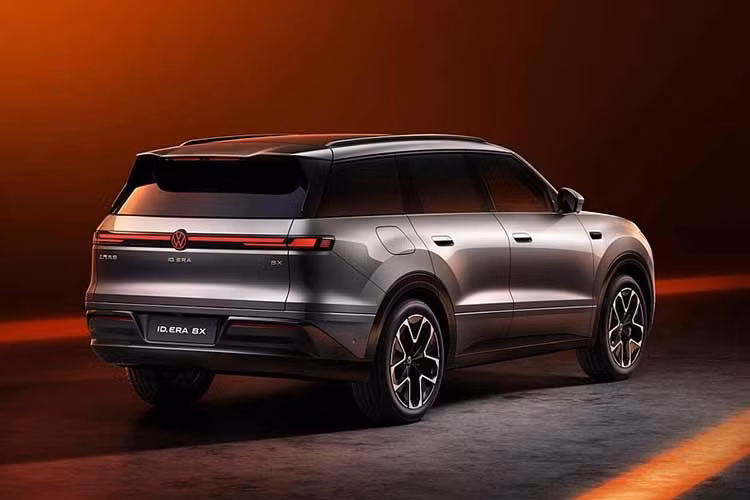 Những hình ảnh do Bộ Công nghiệp và Công nghệ Thông tin Trung Quốc công bố cho thấy Volkswagen ID.Era 8X có ngoại hình gần như giống hệt đàn anh 9X lớn hơn đôi chút. Trước đó, Volkswagen ID.Era 9X cũng đã được mở bán ở thị trường Trung Quốc với giá từ 329.800-379.800 Nhân dân tệ (khoảng 1,154-1,329 tỷ đồng).