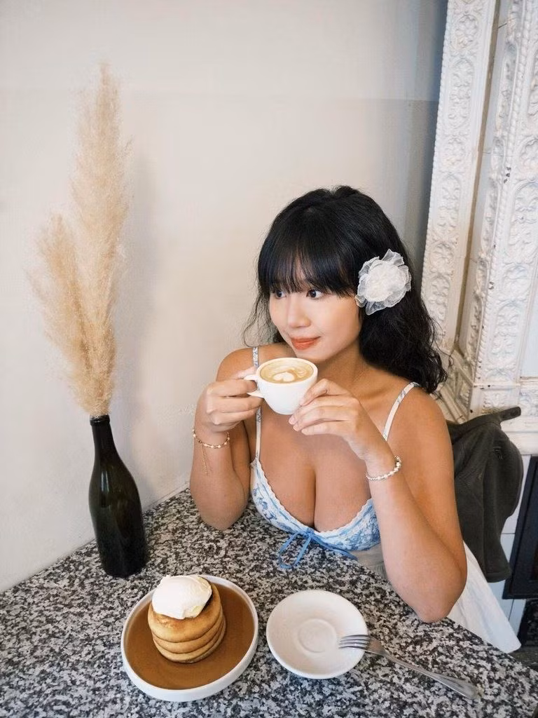 Chia sẻ của cô nhận được nhiều sự đồng tình từ cộng đồng. Không ít ý kiến cho rằng câu chuyện là minh chứng rõ nét cho mặt trái của sự nổi tiếng thời mạng xã hội: chỉ một khoảnh khắc vô tình cũng có thể đưa một người bình thường trở thành tâm điểm dư luận, kèm theo đó là những áp lực và rắc rối khó lường.