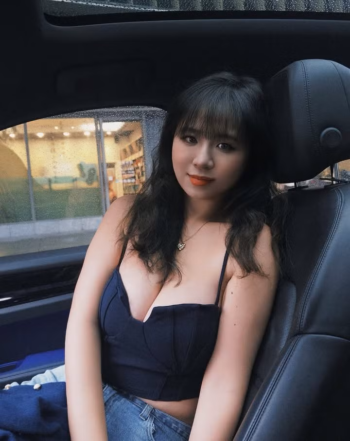 Với nụ cười rạng rỡ cùng trang phục ôm sát, cô nhanh chóng thu hút sự chú ý của khán giả tại sân cũng như người xem qua màn ảnh nhỏ.