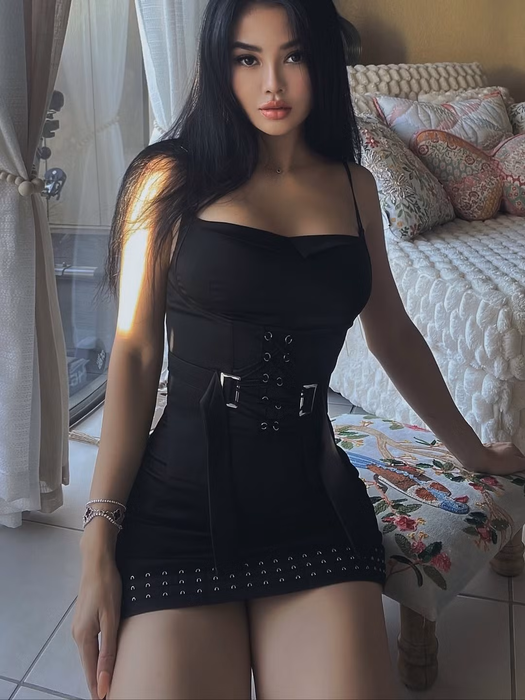 Cuộc sống hôn nhân lần hai dường như đã giúp Julia Hồ tìm thấy sự bình yên và hạnh phúc, thể hiện rõ qua thần thái "son rỗi" đầy sức sống.