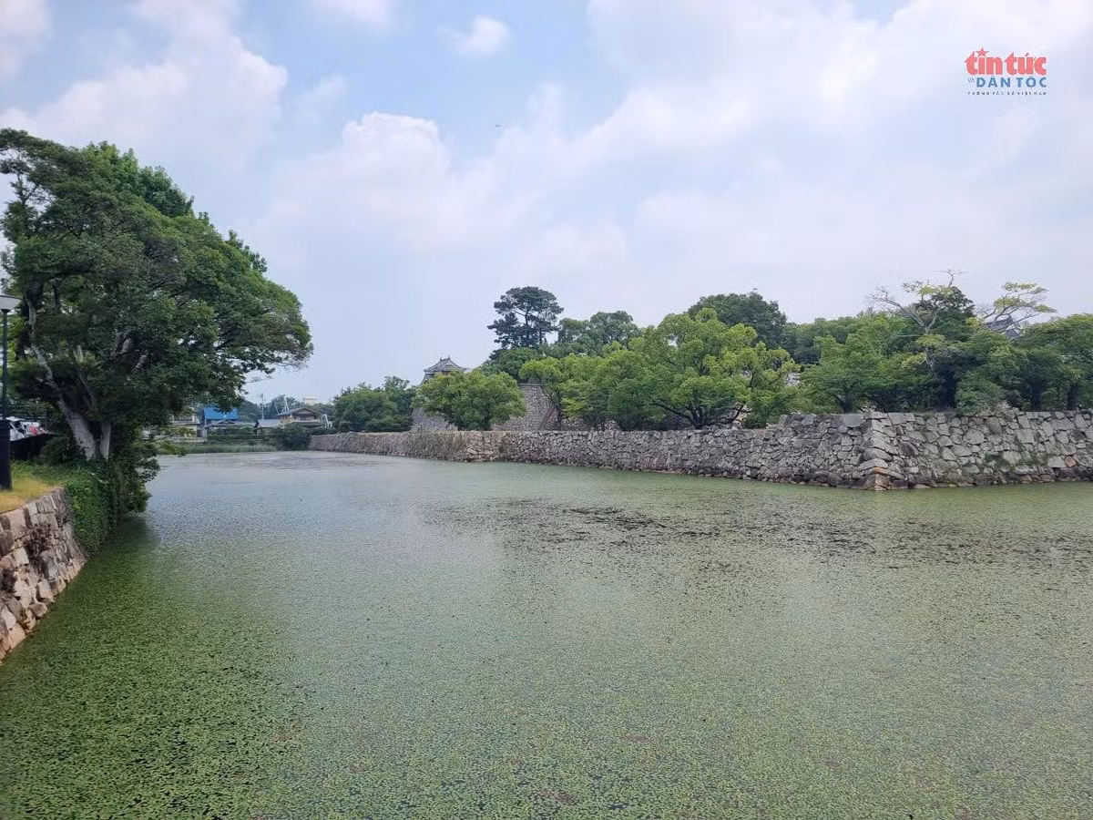 Khu vực tường hào bao quanh lâu đài "Quạ đen".