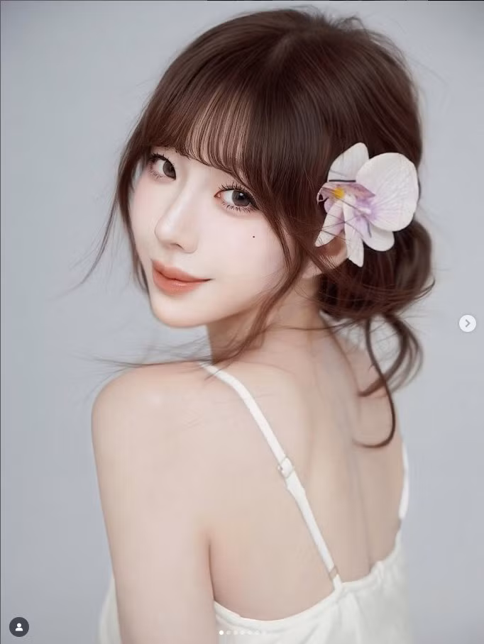 Để khoe được body triệt để, Lý Xương Quân rất khéo léo trong việc lựa chọn trang phục để tôn vinh tối đa vóc dáng của mình. Cô thường xuyên xuất hiện trong các thiết kế ôm sát cơ thể như váy bodycon, crop-top bó sát hay những bộ bikini khoe trọn vẻ đẹp hình thể.