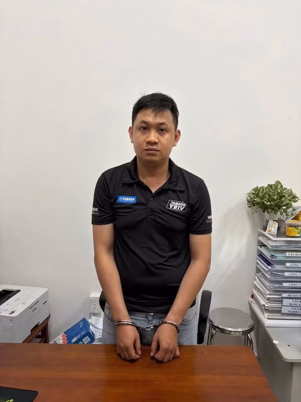 Lê Việt Cường tại trụ sở công an. Ảnh CA
