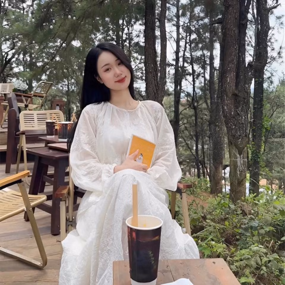 Vốn là một sinh viên ngành mỹ thuật, Hồng Nhung ART đã khéo léo kết hợp thêm lợi thế ngoại hình để biến các "tác phẩm" của cô nàng trở nên cuốn hút.