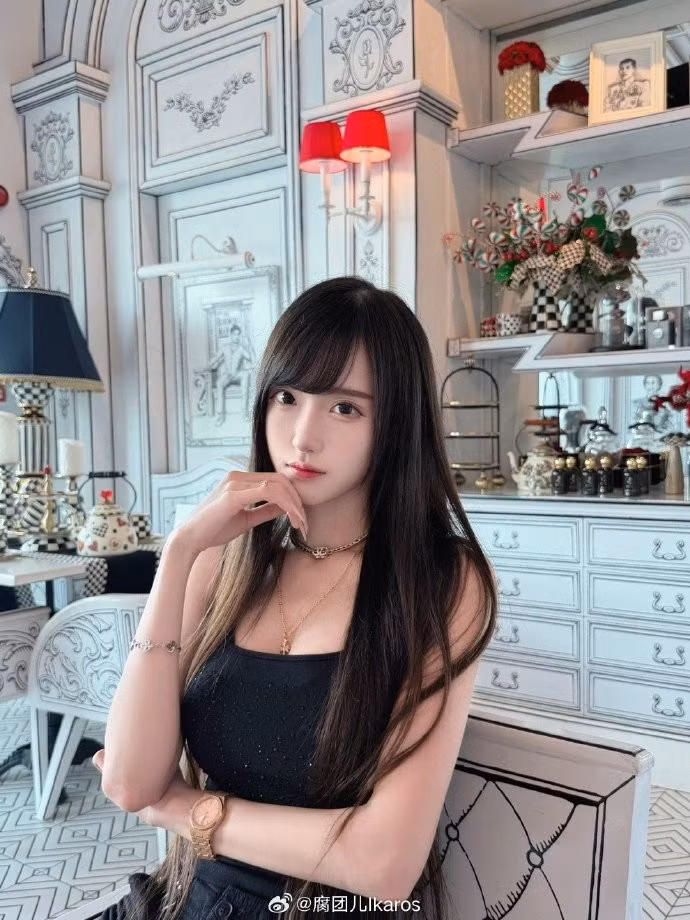 Phong cách cổ trang vốn luôn là mảnh đất màu mỡ của giới cosplay. Những bộ trang phục mang đậm yếu tố truyền thống, kết hợp cùng vẻ đẹp hình thể hiện đại, thường tạo ra sức hút rất riêng.