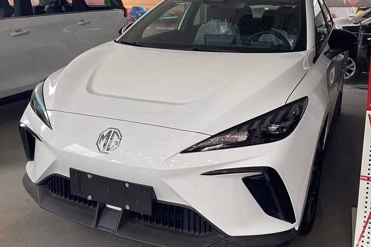 Nhân viên tư vấn bán hàng tại đại lý cho biết số lượng những chiếc SUV điện MG4 LUX tồn kho không nhiều. Thậm chí, có những đại lý chỉ còn đúng 1 chiếc. Trong khi đó, phiên bản tiêu chuẩn DEL của mẫu xe này được cho là đã hết hàng.