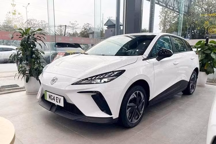 MG4 là mẫu ôtô điện cỡ nhỏ đã chính thức ra mắt thị trường Việt Nam vào tháng 6/2024 nhưng không gây được tiếng vang. Trong thời gian qua, mẫu ôtô điện Trung Quốc này thường xuyên có chương trình ưu đãi từ chính hãng và đại lý. Mới đây, mức giảm giá tại đại lý của MG4 đã lên tới hơn 300 triệu đồng.