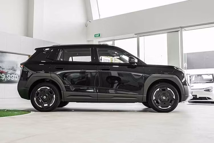 Dongfeng Vigo có kích thước dài x rộng x cao lần lượt 4.306 x 1.868 x 1.654 mm và chiều dài cơ sở 2.715 mm. Như vậy, xe dài hơn 4 mm, hẹp hơn 38 mm và cao hơn 30 mm so với đối thủ đồng hương BYD Atto 2. Khung gầm của xe sử dụng hệ thống treo trước McPherson và hệ thống treo sau dầm xoắn.
