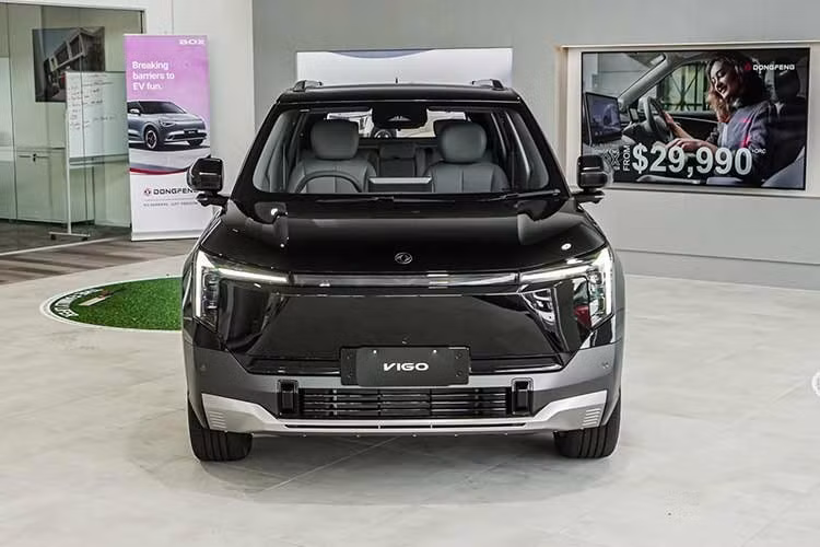 Dongfeng Vigo tại Malaysia có 6 màu ngoại thất, gồm trắng Arctic White, bạc Titanium Silver, be Sandstone Beige, xanh Mosswood Green, cam Canyon Orange và đen Cyber Black. Vào hồi tháng 11/2025, Dongfeng đã công bố sẽ tiếp tục mở rộng danh mục sản phẩm ở thị trường Việt Nam trong quý I năm nay với 2 mẫu xe mới, bao gồm Vigo và Mage chạy điện.