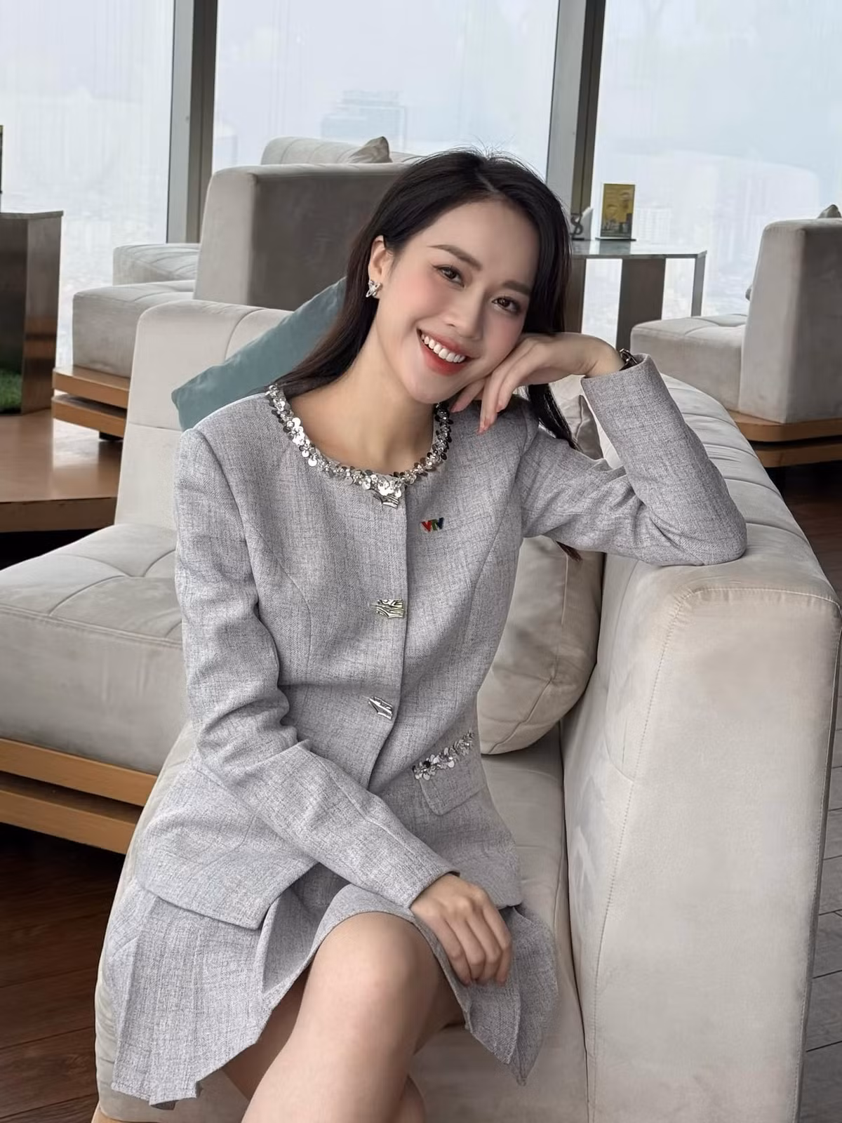 Mới đây, Ngô Mai Phương gây chú ý khi khoe bụng bầu tròn ở tháng thứ 7 trong bài đăng mới. Cô diện đầm dáng suông màu trắng, nổi bật với làn da sáng và nụ cười tỏa nắng.