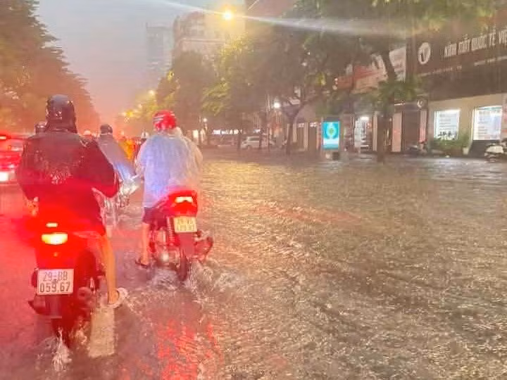 Mưa lớn vào đúng giờ cao điểm khiến các phương tiện tham gia giao thông khó khăn.